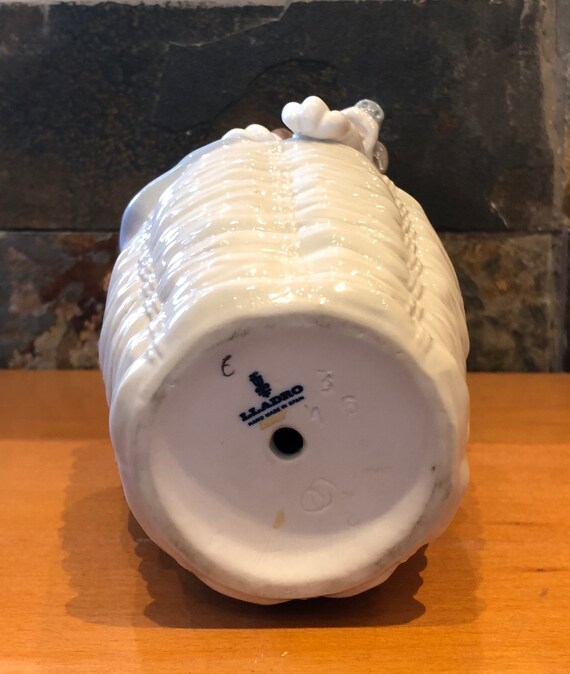 リヤドロ　犬の陶器置物 バスケット入り 1128 バスケットの中の犬 リヤドロ - Etsy 日本
