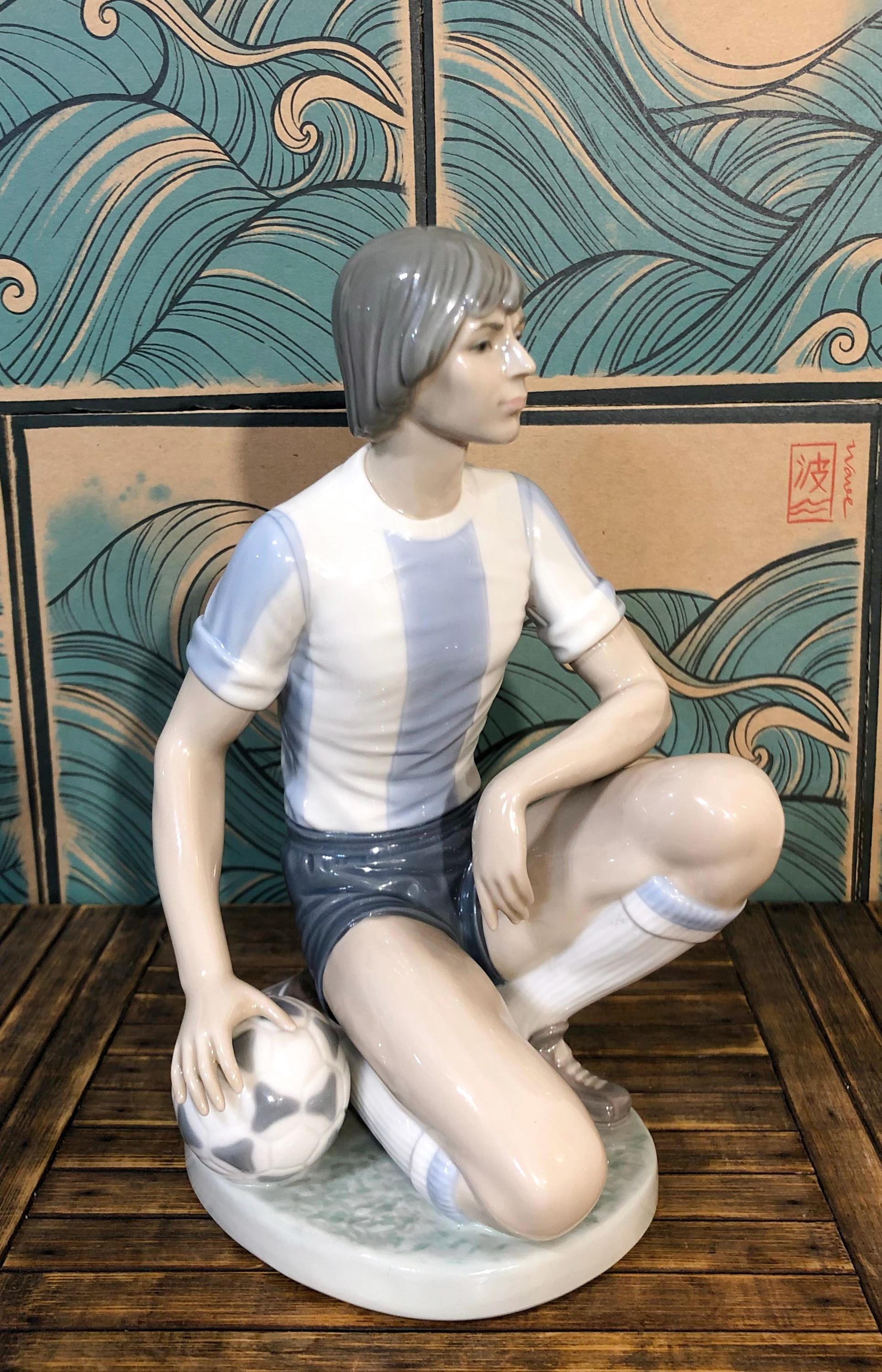 LIADRO サッカー少年 陶器 Amazon.com: Lladro Figurine, 6198 Soccer Practice , Football