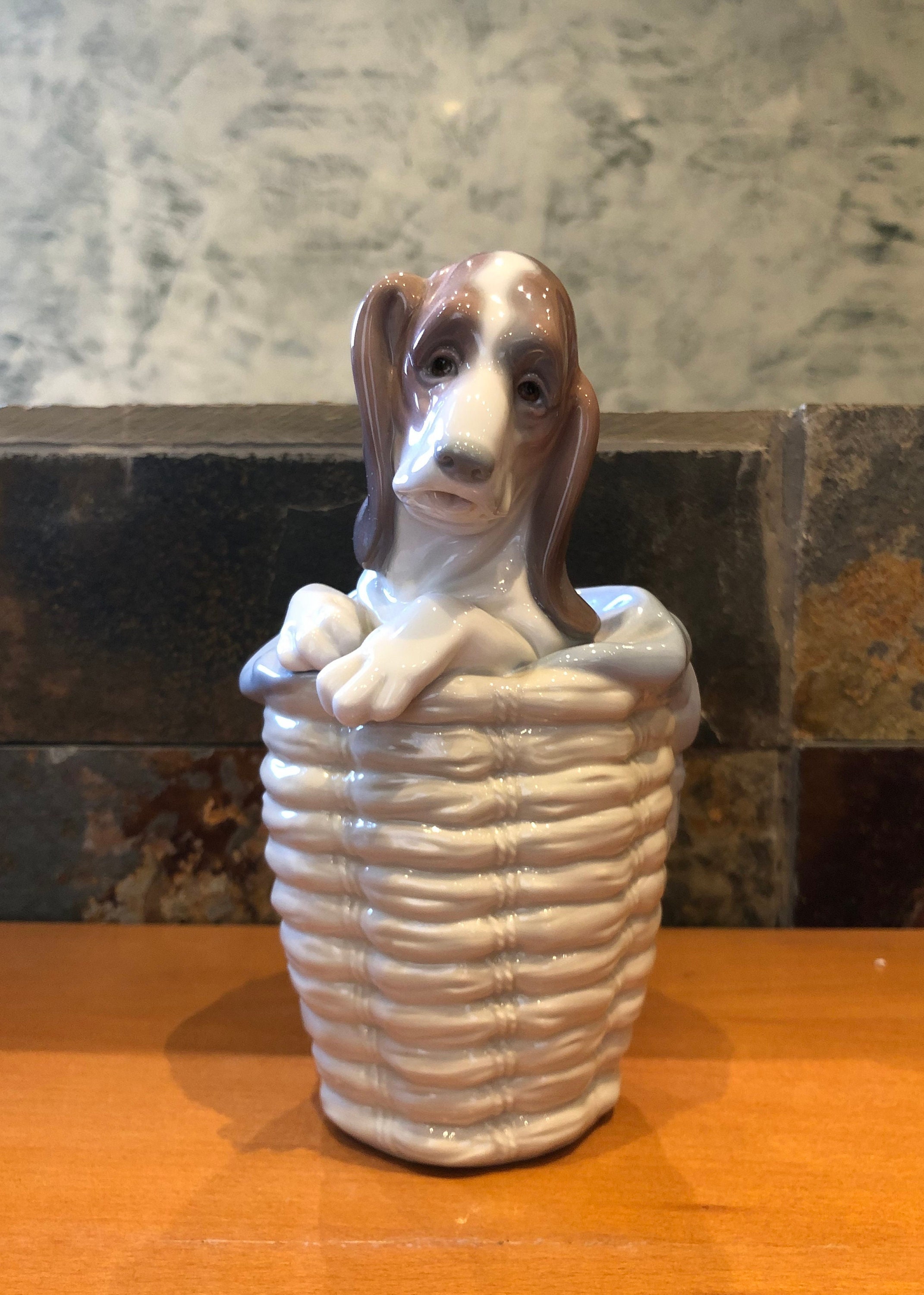 リヤドロ　犬の陶器置物 バスケット入り 1128 バスケットの中の犬 リヤドロ - Etsy 日本