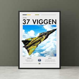 Könnte beinhalten: Ein Poster mit einem Saab 37 Viggen Kampfflugzeug in grün-gelb-brauner Tarnfarbe, das in einem blauen Himmel mit weißen Wolken fliegt. Das Poster trägt den Text "SAAB 37 VIGGEN" in schwarzen Buchstaben. Das Poster enthält auch den Text "ORIGINS" und "ABOUT" mit Informationen über das Flugzeug.