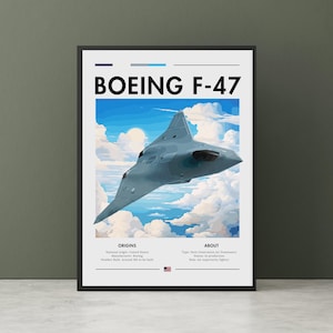 以下が含まれることがあります： 青い空と雲を背景に、飛行中のボーイングF-47戦闘機の様式化されたイラストが描かれた額入りのポスター。ポスターには、航空機の起源と仕様を詳述するテキストが含まれています。カラーパレットは主に青、グレー、白です。