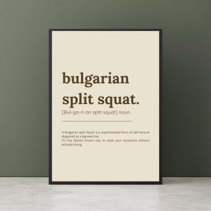 Puede incluir: Un póster enmarcado con la frase "bulgarian split squat" en fuente marrón oscuro. La definición de abajo describe con humor el ejercicio como una forma de autotortura. El fondo es de color beige claro.