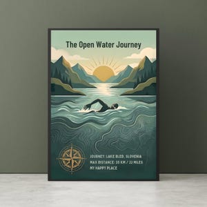 Könnte beinhalten: Ein gerahmtes Poster mit dem Titel The Open Water Journey zeigt eine schwimmende Person in einem See vor Bergen und einer aufgehenden Sonne. Der Text enthält Journey: Lake Bled, Slovenia, Max Distance: 35 KM / 22 Miles und My Happy Place.