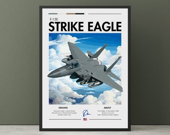 Puede incluir: Un póster con un avión de combate F-15E Strike Eagle gris volando a través de las nubes. El póster incluye el texto "F-15E Strike Eagle" en letras negras. El póster también incluye información sobre los orígenes del avión y sobre el avión.