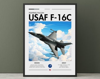 Puede incluir: Un póster con un gráfico de un avión de combate F-16C gris volando en un cielo azul con nubes blancas. El póster tiene el texto "FIGHTING FALCON USAF F-16C" en la parte superior e información sobre los orígenes y las especificaciones del avión en la parte inferior.