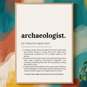 Peut inclure: Une affiche rectangulaire dans un cadre en bois clair présentant la définition du dictionnaire du mot archéologue. Le texte est imprimé en noir sur un fond crème, détaillant trois descriptions humoristiques de la profession et des synonymes.