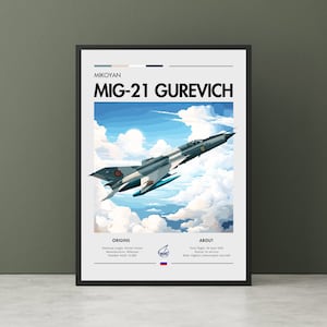 Può includere: Un poster con uno sfondo di cielo blu e nuvole bianche che presenta un aereo da combattimento Mikoyan MiG-21 Gurevich grigio in volo. Il poster include il testo "MIKOYAN MIG-21 GUREVICH" in testo nero. Il poster include anche il testo "ORIGINS" e "ABOUT" con dettagli sull'aereo.