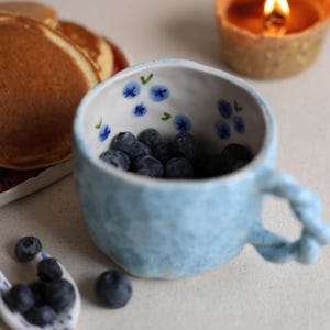 Handgemaakte keramische espressomok bosbessen, spiraalvormig handvat, handgemaakte keramische mok