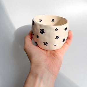 Ceramiczne kubki z kwiatami, ręcznie robiony ceramiczny kubek, ceramiczny kubek do kawy z kwiatami