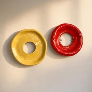 Handgemaakte keramische fotolijst set van 2, handgemaakte gele keramische wandlijst, ronde keramische lijst, uniek aardewerk, kleurrijke woondecoratie, handgemaakte lijst