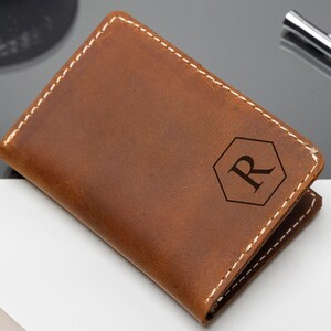 Cartera de cuero hecha a mano con bolsillo frontal para hombre, billetera de padrino de boda, billetera delgada para tarjetas de crédito e identificación, billetera de cuero personalizada, regalo grabado para el día del padre