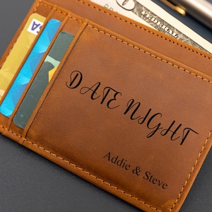 Regalo para una cita nocturna para él, billetera grabada, regalos para una cita nocturna con nombre, tarjetero de cuero personalizado, billetera delgada de bolsillo personalizada
