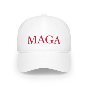 Può includere: Cappellino da baseball bianco con il testo "MAGA" ricamato in rosso.