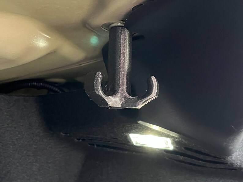 Tesla Model 3 Haken für Kofferraum Tesla Model 3 Kofferraum Haken Trunk Hook Bild 2