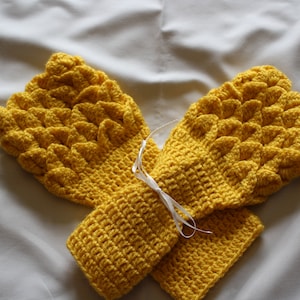 wrist warmers, fingerless gloves, crocheted in crocodile stitch