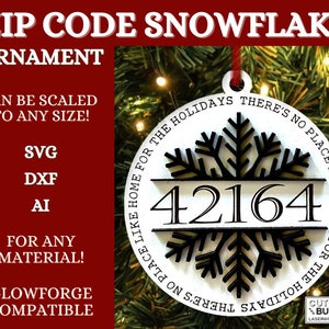 Puede incluir: Adorno de copo de nieve blanco con un diseño de copo de nieve negro y el texto "THERE'S NO PLACE LIKE HOME FOR THE HOLIDAYS" alrededor del borde. El centro del adorno tiene el número negro "42164".