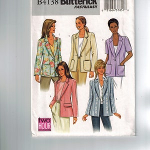 Peut inclure: Patron de couture Butterick B4138 avec des illustrations de cinq blazers différents. Les blazers sont de couleurs et de styles variés, notamment à motifs floraux, rayés et unis. Le patron comprend le texte "FAST & EASY" et "TWO HOUR fast & easy sewing".