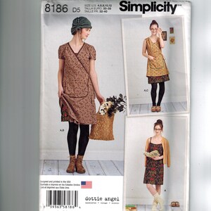 Peut inclure: Patron de couture Simplicity 8186 D5. Le patron présente trois modèles de robes différents. L'image principale montre une femme portant une robe portefeuille marron à motifs floraux. Le patron comprend les tailles 32 à 40.