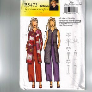 Peut inclure: Un patron de couture Butterick B5473, avec des illustrations de vêtements pour femmes. Le paquet présente un manteau et un pantalon à imprimé floral, et un gilet avec un pantalon. Le texte sur l'emballage indique "Modern Fit with Ready-to-Wear Sizing".