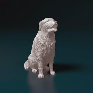 Può includere: Scultura bianca di un cane seduto, con la testa rivolta verso l'alto e la bocca leggermente aperta. La scultura presenta una texture dettagliata della pelliccia, su sfondo verde acqua scuro.