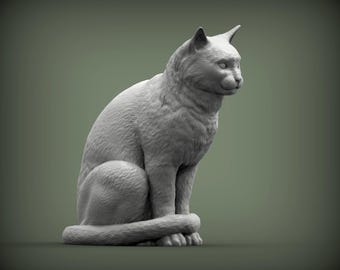 Op de afbeelding: Een gedetailleerde, grijze kattenbeeldhouwwerk in een zittende positie, met zijn staart om zijn poten gekruld. De kat heeft een getextureerde vacht en staat tegen een gedempte groene achtergrond. Het beeldhouwwerk is een decoratief item.