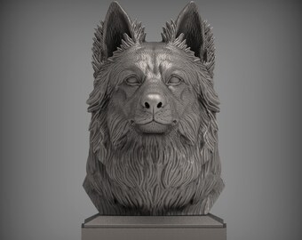 Puede incluir: Una escultura gris detallada de la cabeza de un perro, con una intrincada textura de pelaje y una expresión concentrada. La escultura está montada sobre una base rectangular, mostrando las orejas y rasgos faciales del perro.
