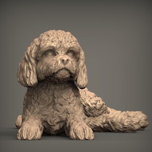 Puede incluir: Una escultura monocromática de color tostado de un perro de pelo rizado en posición tumbada. La figura presenta patrones de pelaje texturizados y detallados en todo el cuerpo, orejas caídas y un hocico definido. Los ojos son lisos y sin rasgos.