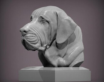 Puede incluir: Una escultura gris de la cabeza y los hombros de un perro Bloodhound, montada sobre una base rectangular. El perro tiene una cara arrugada, orejas largas y una expresión seria. La escultura es detallada y realista.