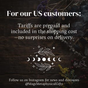 Może przedstawiać: Ciemne drewniane tło z białym tekstem: For our US customers: Tariffs are prepaid and included in the shipping cost&mdash;no surprises on delivery. Poniżej znajduje się biała grafika faz księżyca ozdobiona liśćmi i gwiazdami.