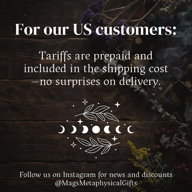Może przedstawiać: Ciemne drewniane tło z białym tekstem: For our US customers: Tariffs are prepaid and included in the shipping cost&mdash;no surprises on delivery. Poniżej znajduje się biała grafika faz księżyca ozdobiona liśćmi i gwiazdami.