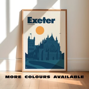 Op de afbeelding: Een poster in retro-stijl met een silhouet van de kathedraal van Exeter in blauw tegen een beige achtergrond met een gele zon. De tekst "Exeter Cathedral" is in zwart bovenaan de poster gedrukt.