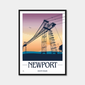 Könnte beinhalten: Eine Schwarzweißillustration eines großen Industriekrans vor einem Sonnenuntergang. Der Kran ist vor dem Himmel silhouettiert, mit der Sonne, die hinter ihm untergeht. Der Text "NEWPORT - SOUTH WALES" befindet sich am unteren Rand des Bildes.