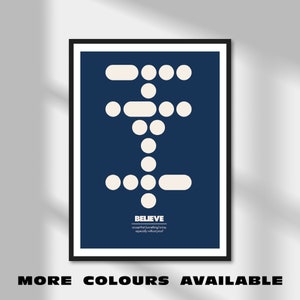 Peut inclure: Une affiche bleu marine avec un graphique blanc d'une lettre stylisée "E" faite de cercles. Le texte "BELIEVE" est sous le graphique, avec la définition "accepter que quelque chose est vrai, surtout sans preuve".