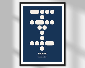 Può includere: Un poster blu navy con una grafica bianca di una lettera stilizzata "E" fatta di cerchi. Il testo "BELIEVE" è sotto la grafica, con la definizione "accettare che qualcosa sia vero, soprattutto senza prove".