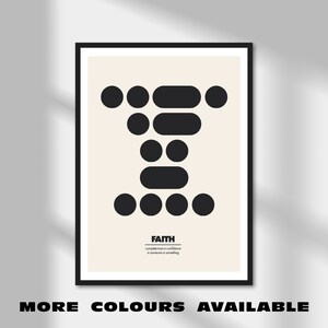 Può includere: Stampa artistica incorniciata con sfondo color crema. La stampa presenta un design grafico di cerchi e rettangoli neri. La parola "FAITH" è stampata in nero in basso, con il testo "completa fiducia o confidenza in qualcuno o qualcosa" sotto.