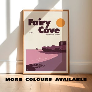 Può includere: Un poster in stile retrò con il testo "Fairy Cove, The English Riviera" in grassetto, lettere nere. Il poster presenta un'illustrazione stilizzata di una spiaggia con una scogliera rocciosa, una barca a vela e un tramonto.