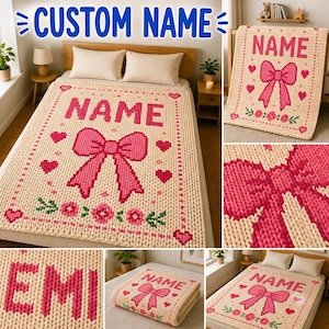 Peut inclure: Une couverture en tricot épais de couleur crème ornée d'un grand nœud rose, de petits cœurs roses et d'une bordure florale. La couverture est personnalisée avec le mot NAME en lettres roses grasses. Le motif est répété sur plusieurs vues.