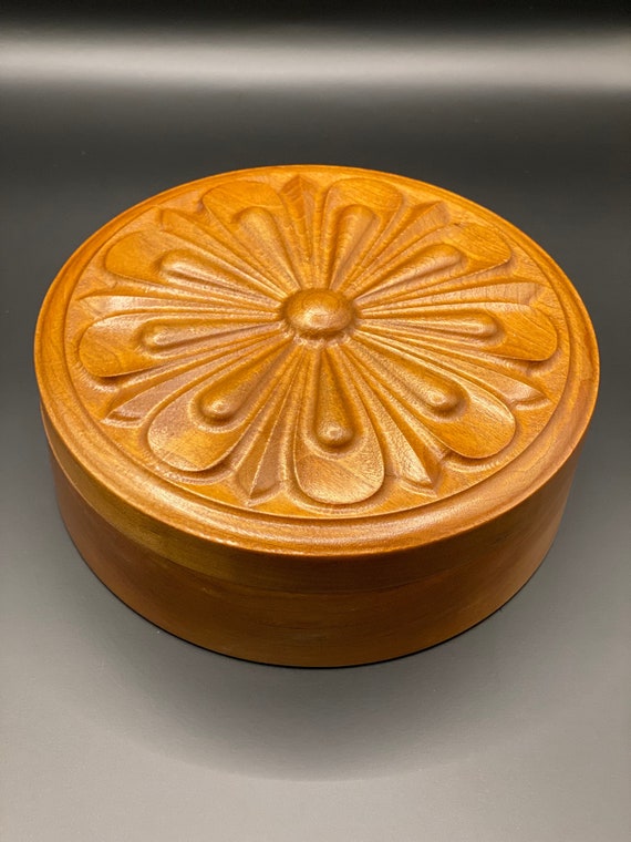 Round Jewelery Box made of Cherry