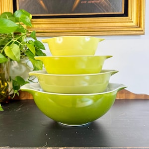 Vintage Pyrex Verde Cinderella Nesting Bowl; Set of 4; Retro Kitchenalia; Gift for New Home; 1970&#39;s Ombre Green Pyrex Mixing Bowls; MCM Chic