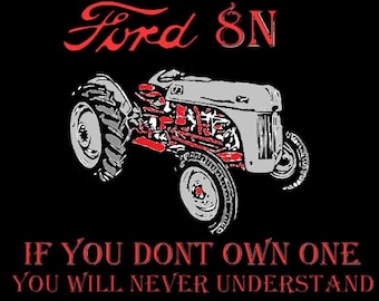 Puede incluir: Una ilustración en blanco y negro de un tractor Ford 8N vintage. El tractor es gris con detalles rojos. El texto "Ford 8N" está en letras rojas sobre el tractor. El texto "IF YOU DON'T OWN ONE YOU WILL NEVER UNDERSTAND" está en letras rojas debajo del tractor.