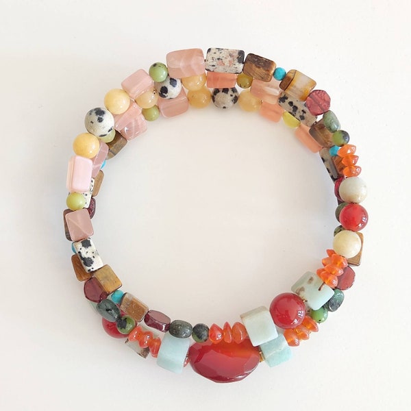 Bracelet à mémoire de forme, associant de nombreuses pierres naturelles de formes et de couleurs variées. Femme, jeune femme. 19 cm.