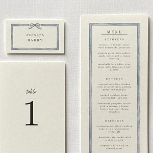 Arcos y bordes colocan tarjeta, menú y conjunto de números de mesa, dibujados a mano, estilo acuarela, descarga digital de papelería de boda personalizable
