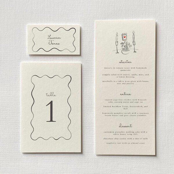 Platzkarten-Set mit welligem Rand, Menü und Tischnummer, handgezeichnete Details, anpassbarer Hochzeitsfeiertag des Briefpapiers, digitaler Download