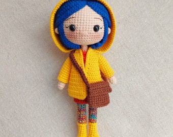 Patrón de muñeca de crochet de niña con impermeable, PDF de crochet, patrón de crochet amigurumi inspirado en Halloween, patrón de muñeca de crochet para Halloween