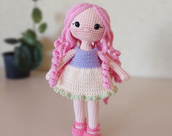 小さなピンクの髪の女の子のかぎ針編みパターン：アニメ人形の編み