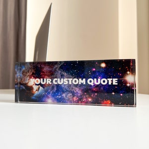 Benutzerdefinierte Zitat Acrylblock, Celestial Office und Home Decor, Space Galaxy Hintergrund Namensschild, personalisierte Text inspo Worten Zeichen