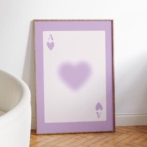 Pôster gradiente de coração com estampa de ás de copas roxo suave, carta de baralho minimalista para impressão, decoração de casa lilás vibrante, sensação de sorte