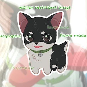 Puede incluir: Una pegatina de vinilo holográfica y resistente al agua con un chihuahua de dibujos animados con pelaje blanco y negro, que lleva un collar verde. La pegatina tiene el texto "k3omeow" y "home made".