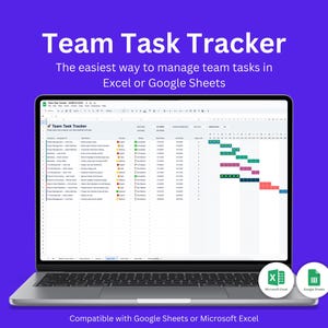 以下が含まれることがあります： 「チームタスクトラッカー」というタイトルのスプレッドシートが表示されたラップトップの画面。スプレッドシートは、タスクと締め切りを表す色付きのバーを持つガントチャートです。ラップトップの下には、「GoogleスプレッドシートまたはMicrosoft Excelと互換性があります」というテキストが表示されています。