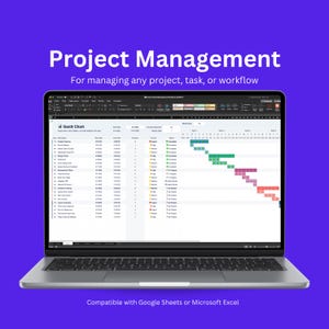 Puede incluir: Un portátil plateado muestra un diagrama de Gantt, que ilustra datos de gestión de proyectos. La pantalla muestra una hoja de cálculo con una línea de tiempo y detalles de tareas. El texto en la parte superior dice "Project Management" y "For managing any project, task, or workflow."